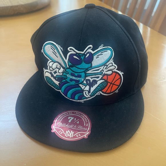 Mitchell and Ness Charlotte Hornets fitted hat 7 1/4 - Picture 1 of 6